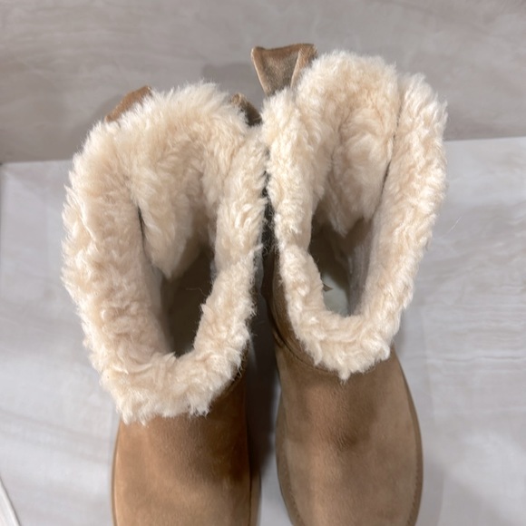 Women UGG Bailey Bow Velvet Ribbon Faux Fur Lined Boot 💕💕
Non smoking/ no pets - Picture 5 of 8